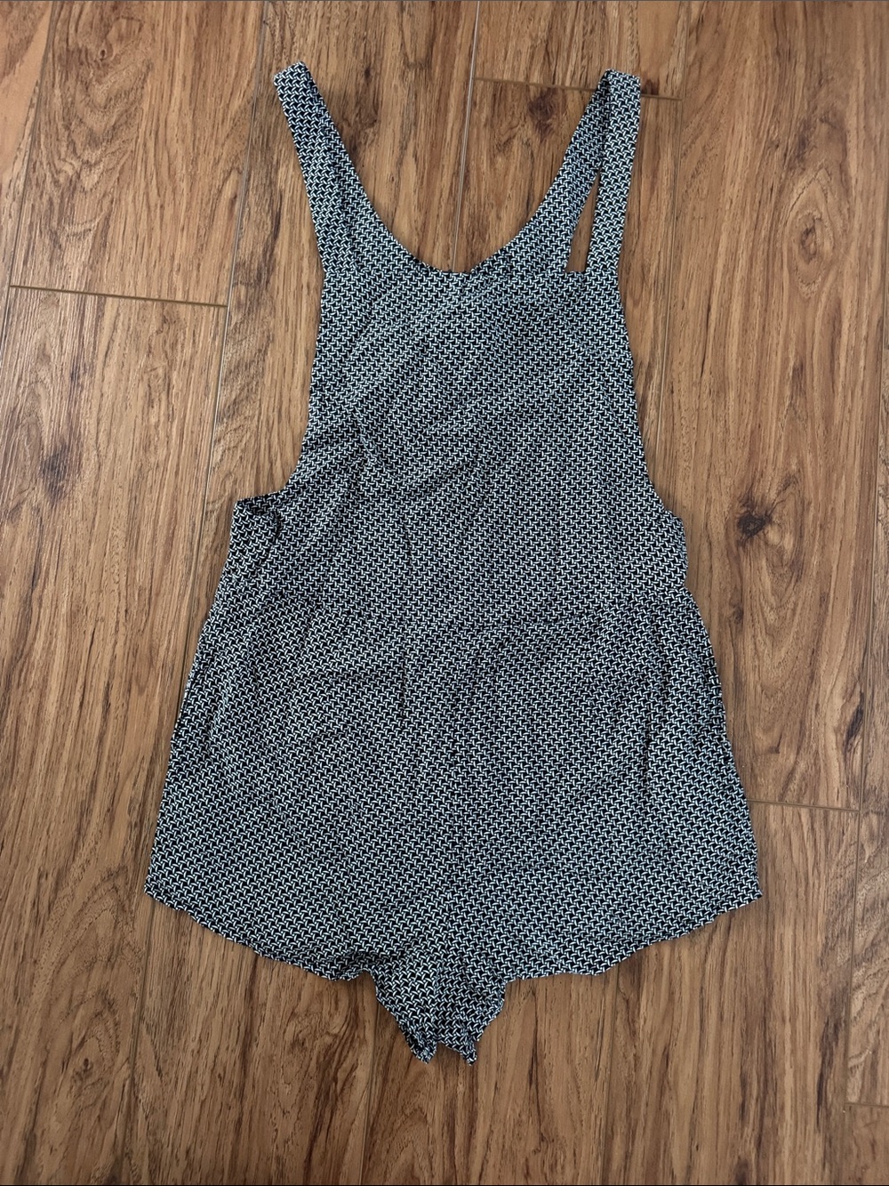 Rumor Boutique Woman’s Black and White Patterned Romper -